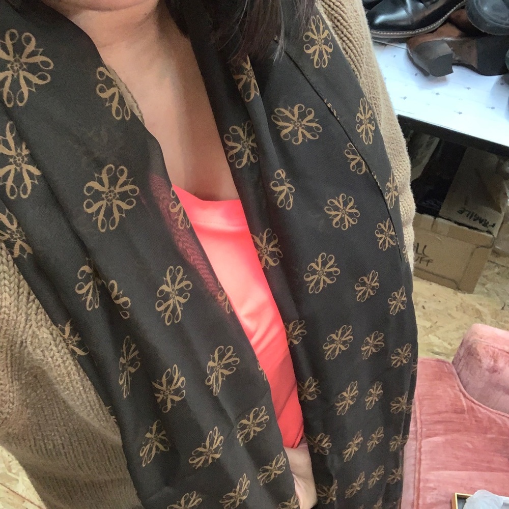 Mailyn scarf. Avon Rep exclusive item.
